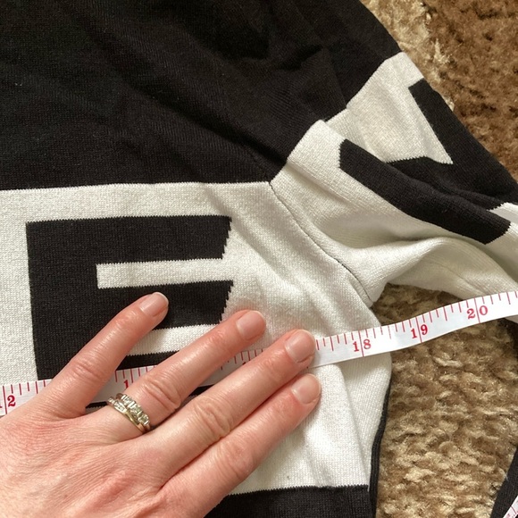 H&M Black and White V-Neck Sweater Sporty Knit - Picture 9 of 11